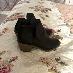 [BRAND NEW, NEVER WORN!] Black Pleather One Inch Heel, Size 8.0 WOMENS